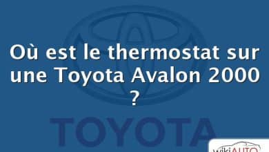 Où est le thermostat sur une Toyota Avalon 2000 ?